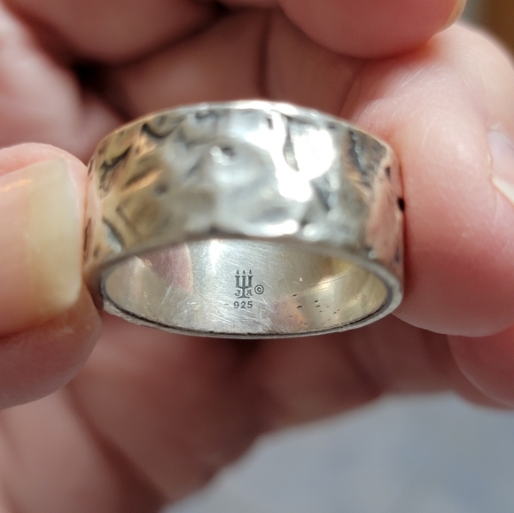 James Avery Mens Ring 9.5 Heavy solid hammered ring in very good condition